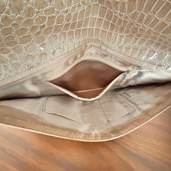 Tan Crocodile clutch✨ - Picture 3 of 3